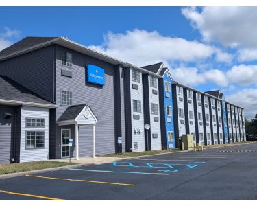 BlissPoint Inn & Suites - Northwood, OH